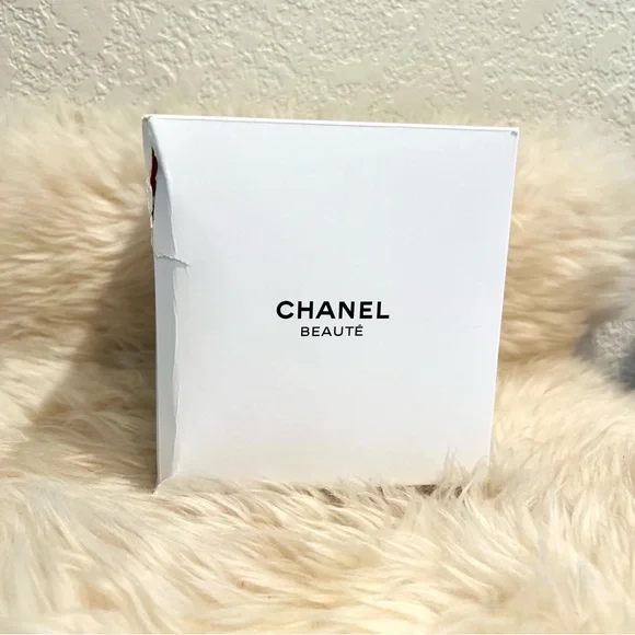 CHANEL Cream and Gold Cosmetic Vanity Bag with Crossbody Chain - Picture 12 of 14